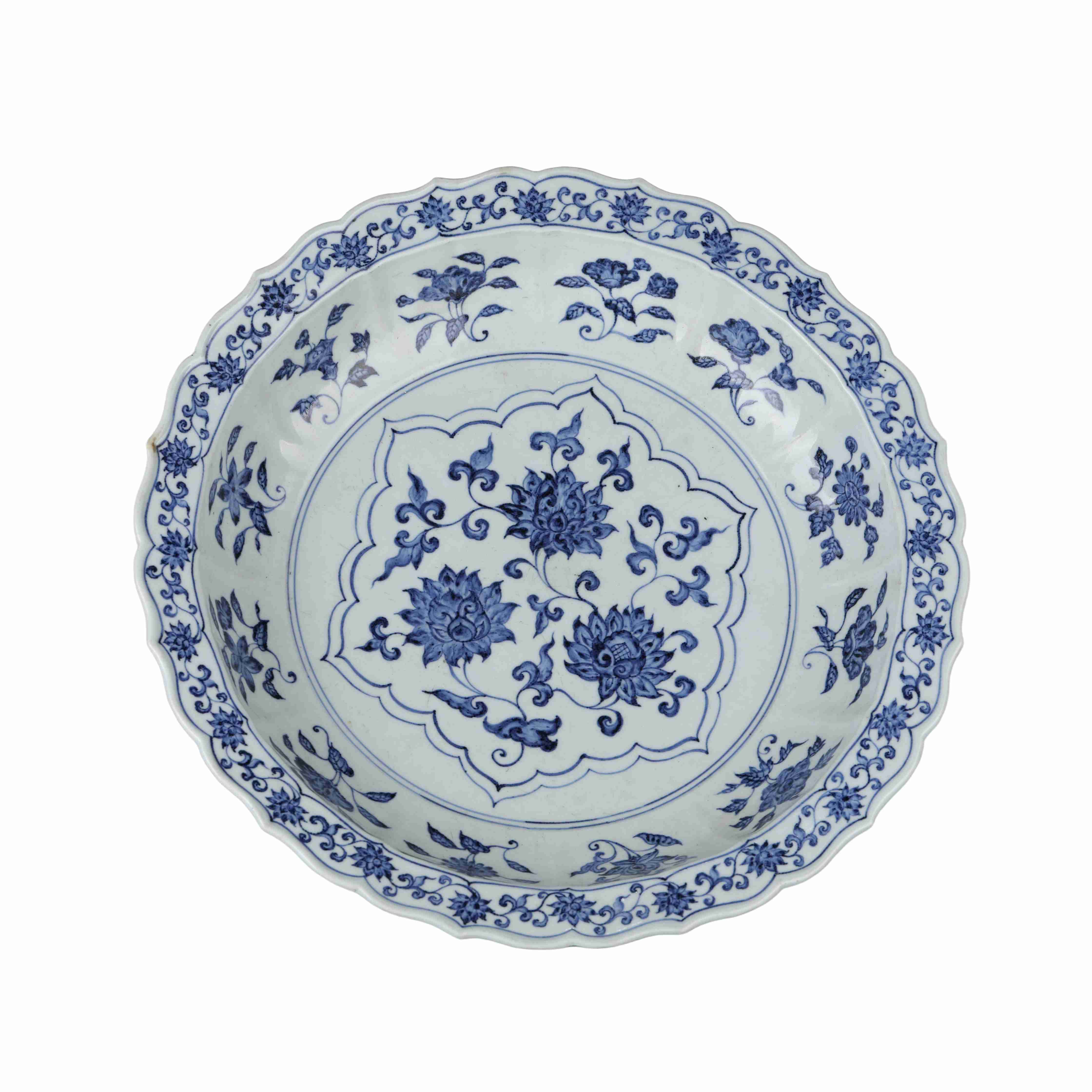 82 Chinese blue and white glazed porcelain plate, Ming